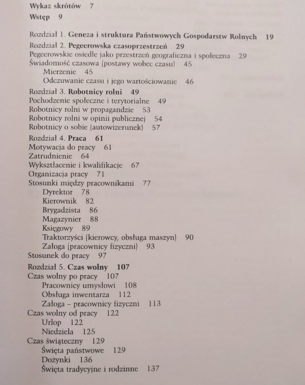 Ewelina Szpak Między osiedlem a zagrodą. Życie codzienne mieszkańców PGR-ów
