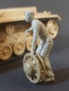 Panzer Art FI35-239 German tank mechanic at work No2 1/35
