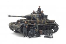 Tamiya 25209 Panzerkampfwagen IV Ausf G. Early Production & Motorcycle Eastern Front 1/35