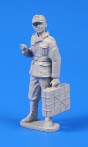 CMK 48302 Germann WWII Soldier with Grenade Case 1/48