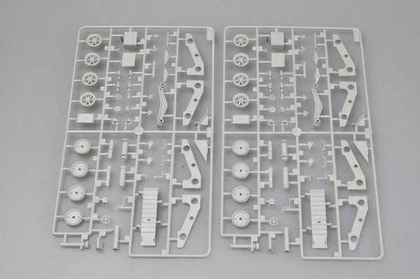 Trumpeter 00327 JGSDF Type 87 Reconnaissance Vehicle (1:35)