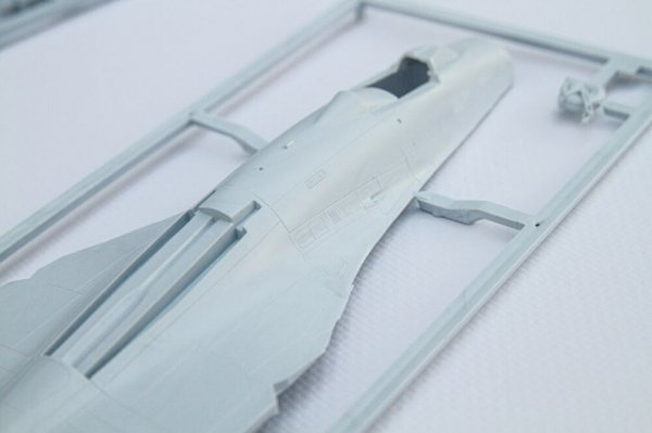 Heller 56371 Starter Set - SU-27 UB/P Ukraine 1/72