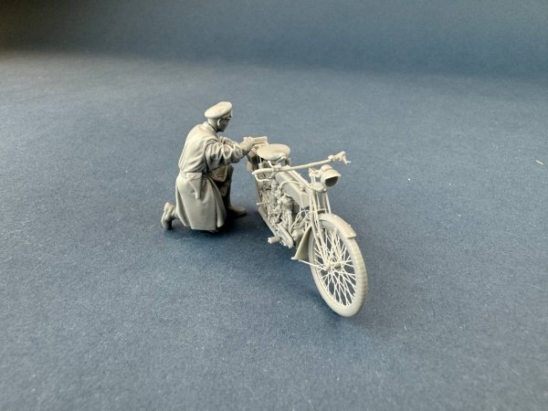 Copper State Models F32-061 British Dispatch Rider Checking Motorcycle (Motorcycle not included) 1/32