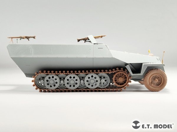 E.T. Model P35-406 WWII German Sd.kfz.251/Sd.kfz.11 Track links &amp; Sprockets Late 3d Printed 1/35