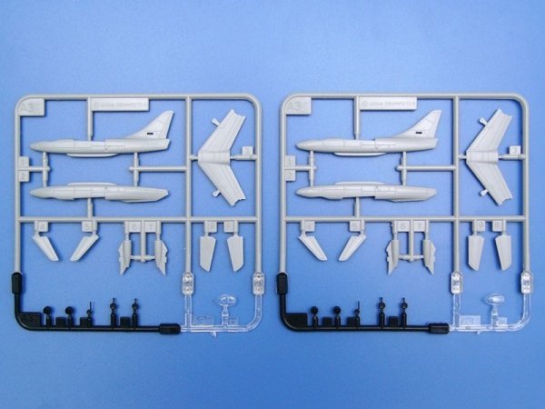 Trumpeter 05605 U.S. CVN-68 Nimitz aircraft carrier 1975 (1:350)