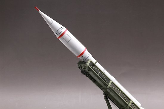 Trumpeter 09545 2P16 Launcher with Missile of 2k6 Luna (FROG-5) 1/35