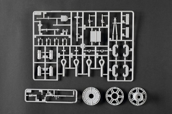 Trumpeter 00949 Pz.Kpfw.VI Sd.Kfz.182 Tiger II (Henschel 105mm) 1/16