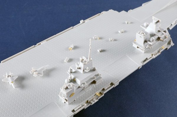 Trumpeter 06751 Queen Elizabeth Aircraft Carrier 1/700