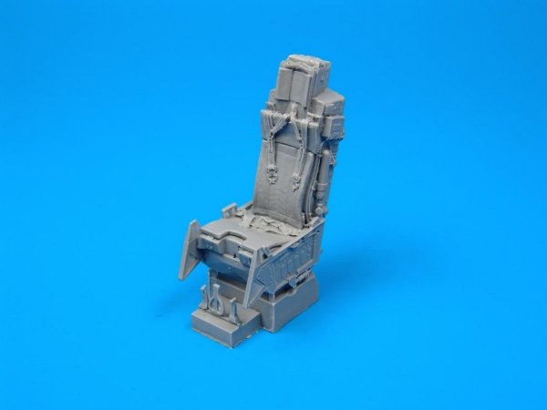 Quickboost QB32002 F-16 ejection seat with safety belts 1/32