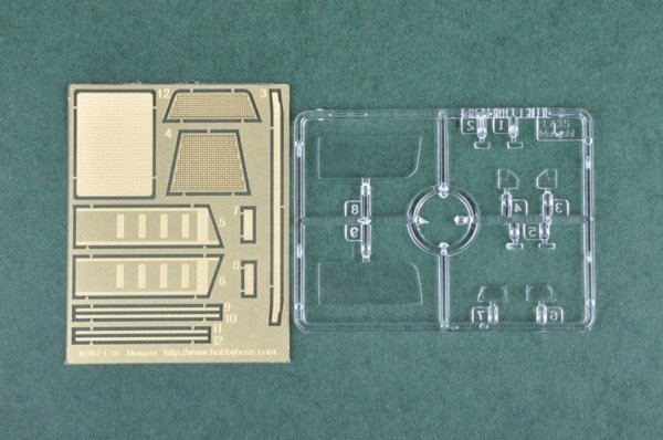 Hobby Boss 82467 Meng Shi 1.5 ton Military Light Utility Vehicle- Parade Versi (1:35)