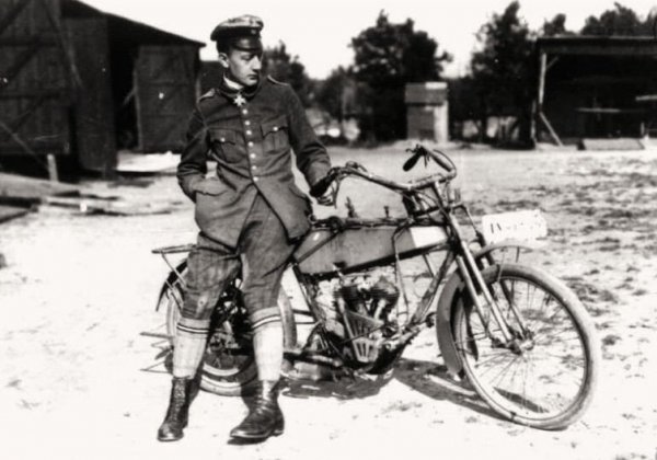 Copper State Models F32-058 Werner Voss posing with a motorcycle (Motorcycle not included) 1/32