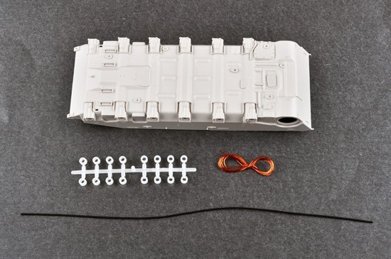 Trumpeter 09555 Russian T-72B1 MBT (w/kontakt-1 reactive armor) (1:35)