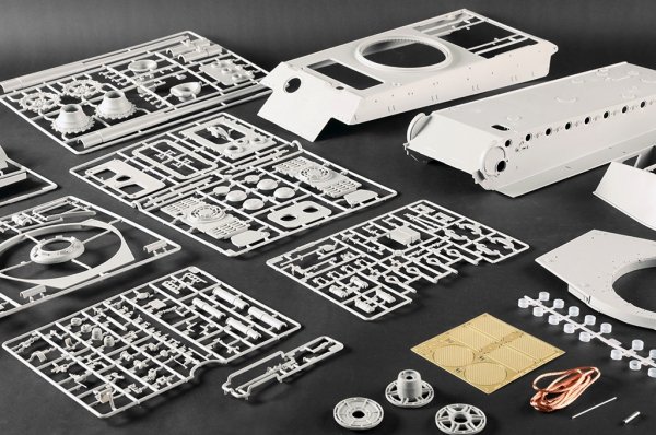 Trumpeter 00949 Pz.Kpfw.VI Sd.Kfz.182 Tiger II (Henschel 105mm) 1/16