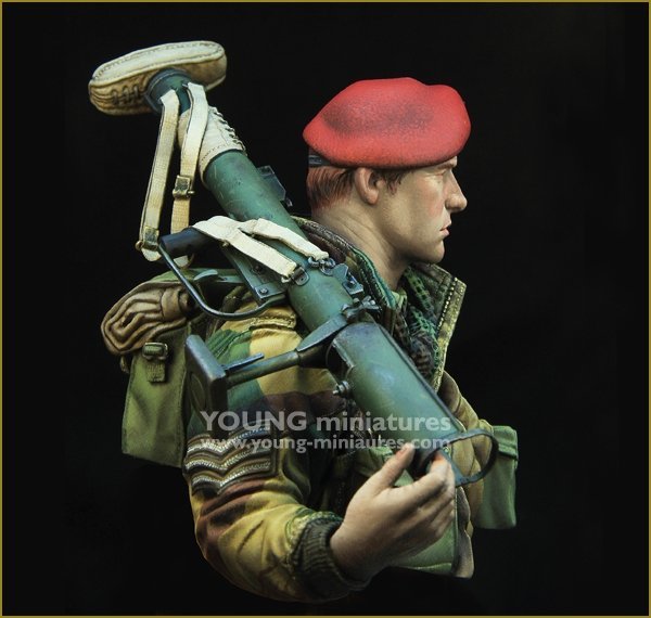 Young Miniatures YM1871 British Airborne WWII with PIAT 1/10