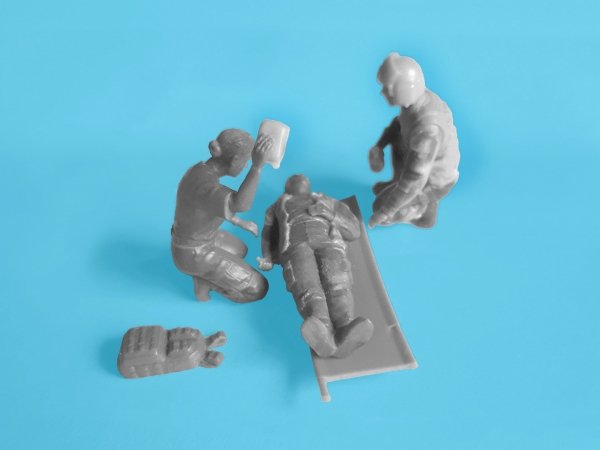 ICM 48365 Black Hawk MEDEVAC with Crew and Combat Medics 1/48
