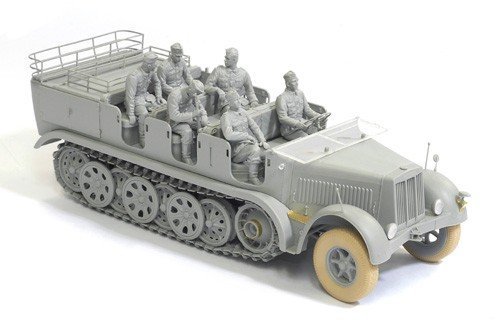 Dragon 6545 Sd.Kfz.7 8t Half-Track Early Production w/Crew (1:35)