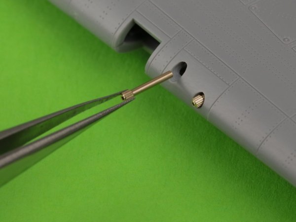 Master AM-48-172 Hawker Hurricane Mk.IIb - końcówki luf Browning .303 oraz podstawa celownika 1/48