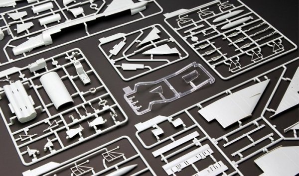 Meng Model DS-005 F-102A Delta Dagger (Case XX Wing) (1:72)