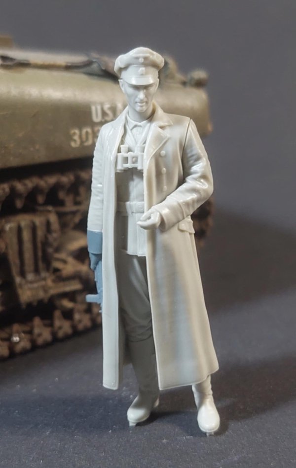 Panzer Art FI35-229 Waffen-SS officer in long coat Normandy 1/35