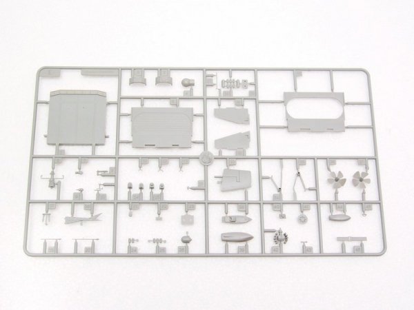 Trumpeter 05606 USSR Admiral Kuznetsov aircraft carrier 1:350