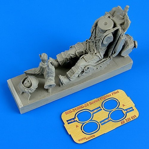 Aerobonus 320051 Soviet fighter pilot with ejection seat for MiG-21/MiG-23 1/32