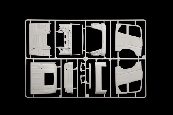 Italeri 3970 Volvo FH16 Medium Roof 1/24