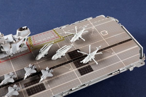 Trumpeter 06751 Queen Elizabeth Aircraft Carrier 1/700