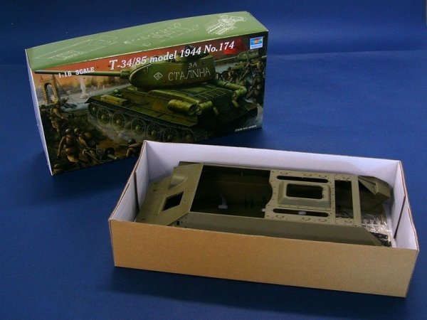 Trumpeter 00904 T-34/85 Model 1944 &quot;Factory No.174&quot; 1/16
