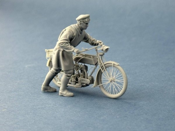 Copper State Models F32-065 British Dispatch Rider pushing his motorcycle (Motorcycle not included) 1/32