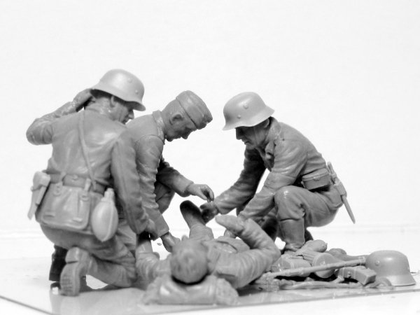 ICM 35620 WWII German Military Medical Personnel 1/35