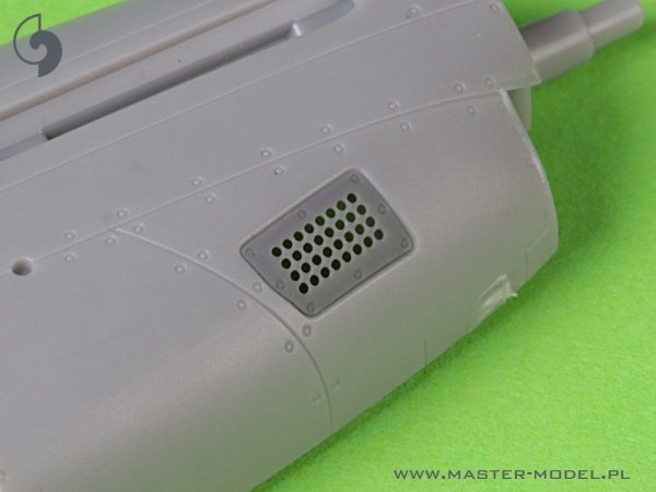 Master AM-72-171 P-51 Mustang - pokrywa wlotu powietrza do gaźnika - typ standardowy z otworami (do modelu Arma Hobby) 1/72