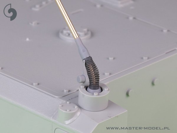 Master GM-16-008 Antena Comrod VHF3088VM - używana na czołgu Leopard 2 A7V oraz innych pojazdach (2 szt.) - wersja UGIĘTA 1/16