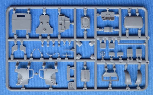 ACE 72592 COE (Cab Over Engine) refueler truck m.1939 1/72