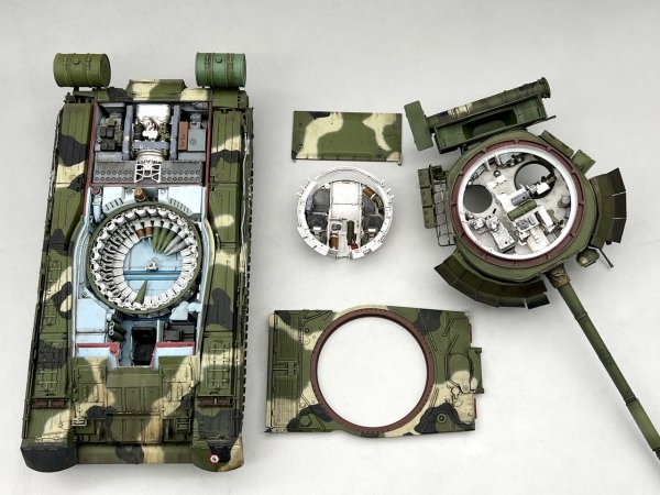 Amusing Hobby 35A060 Russian Main Battle Tank T-80U - Full interior kit 1/35