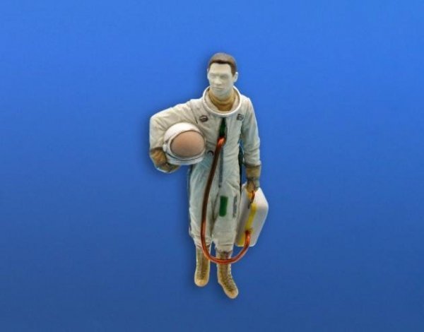 CMK F48363 US pilot with full pressure suit (for SR-71, U-2 and other planes) 1/48