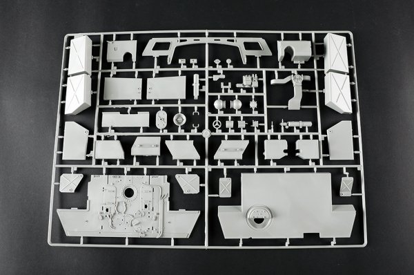 Trumpeter 00948 German Tiger II Heavy Tank - Porsche Turret Early Production 1/16