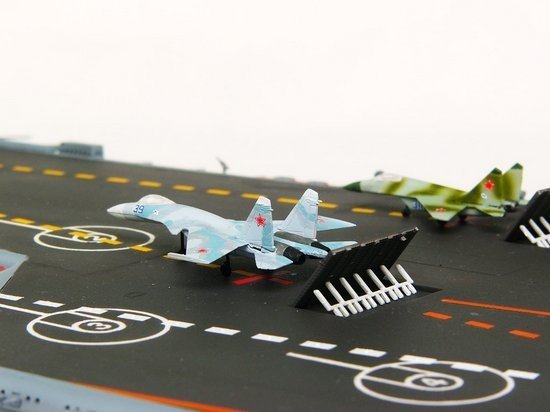 Trumpeter 05606 USSR Admiral Kuznetsov aircraft carrier 1:350