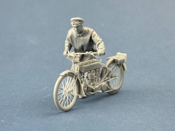 Copper State Models F35-062 British Dispatch Rider pushing his motorcycle (motorcycle not included) 1/35