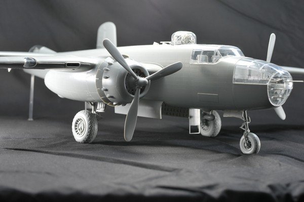 HK Models 01E02 B-25J Mitchell &quot;Strafer&quot; (1:32)