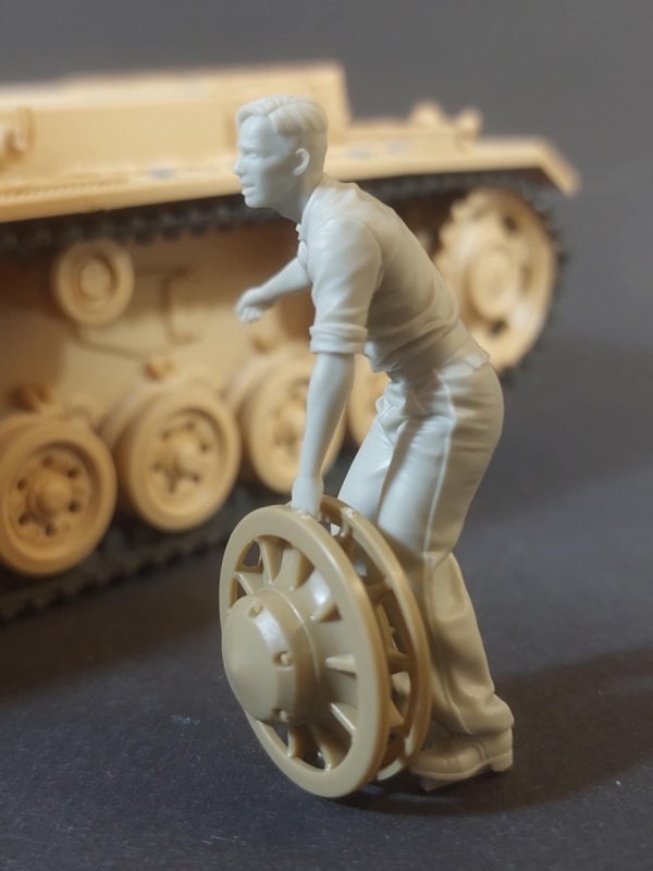 Panzer Art FI35-239 German tank mechanic at work No2 1/35