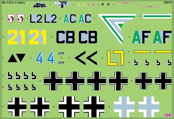 ICM 32017 Hs 123A with 3 cadets - Luftwaffe Pilot School 1/32