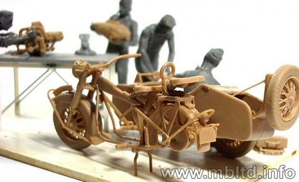 Master Box 3560 German motocycle repair team (1:35)