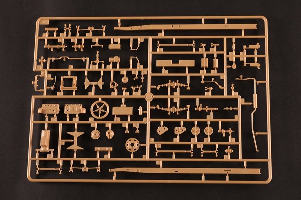 Hobby Boss 84572 GAZ-AAA with BM13/16 Katyusha 1/35