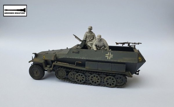 Ardennes Miniature 35021 WW2 PANZER COMMANDER AND GERMAN SOLDIERS 1/35