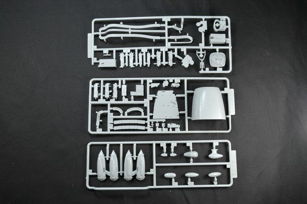 HK Models 01E02 B-25J Mitchell &quot;Strafer&quot; (1:32)