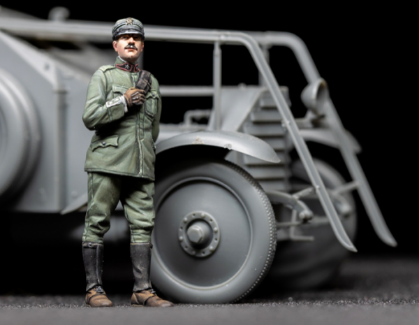Copper State Models F35-022 Italian Armoured Car Standing Officer 1/35