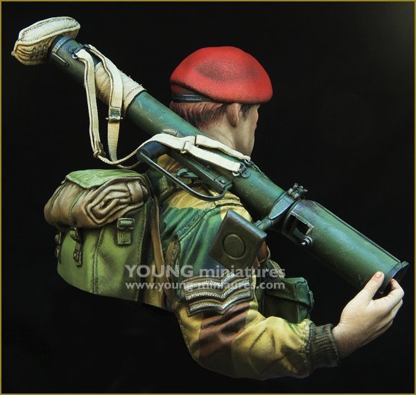 Young Miniatures YM1871 British Airborne WWII with PIAT 1/10