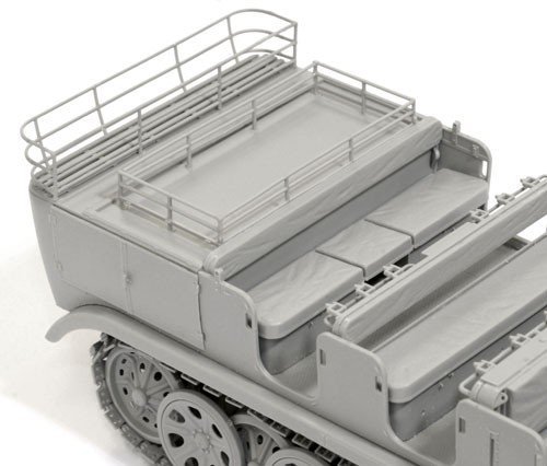 Dragon 6545 Sd.Kfz.7 8t Half-Track Early Production w/Crew (1:35)