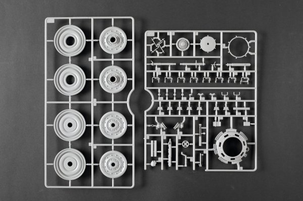Trumpeter 00949 Pz.Kpfw.VI Sd.Kfz.182 Tiger II (Henschel 105mm) 1/16