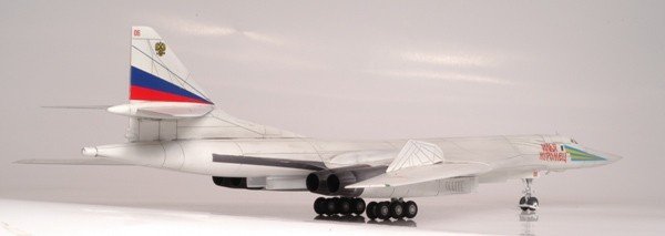 Zvezda 7002 Russian Supersonic Strategic Bomber Tu-160 (1:144)